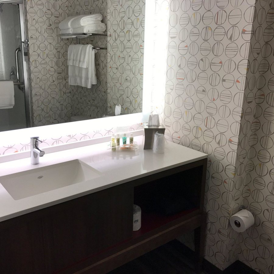 Holiday Inn Suites Bellingham By IHG — Bathroom