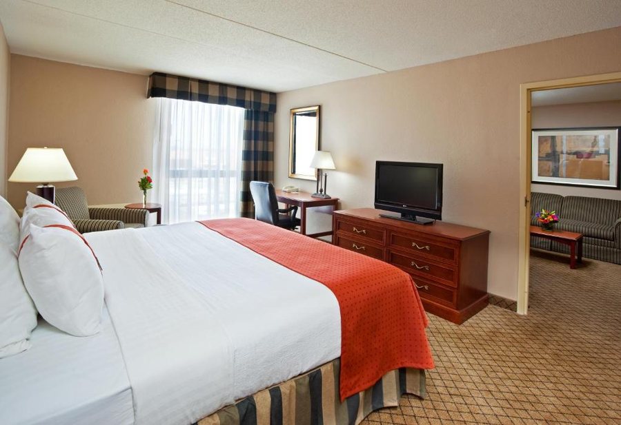 Holiday Inn Suites Cincinnati Eastgate i 275e By IHG — Guest room