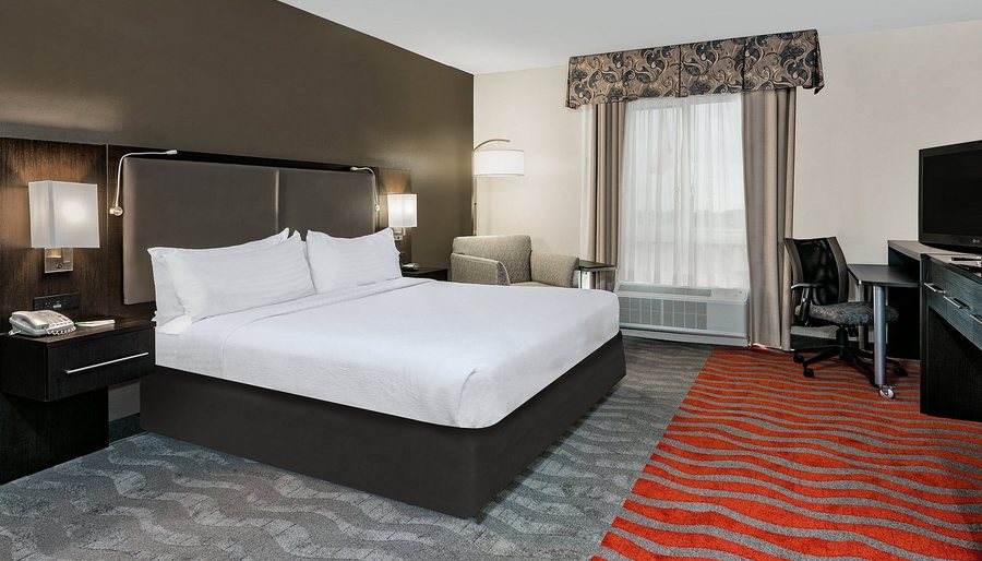 Holiday Inn Suites College Station Aggieland by IHG — Guest room