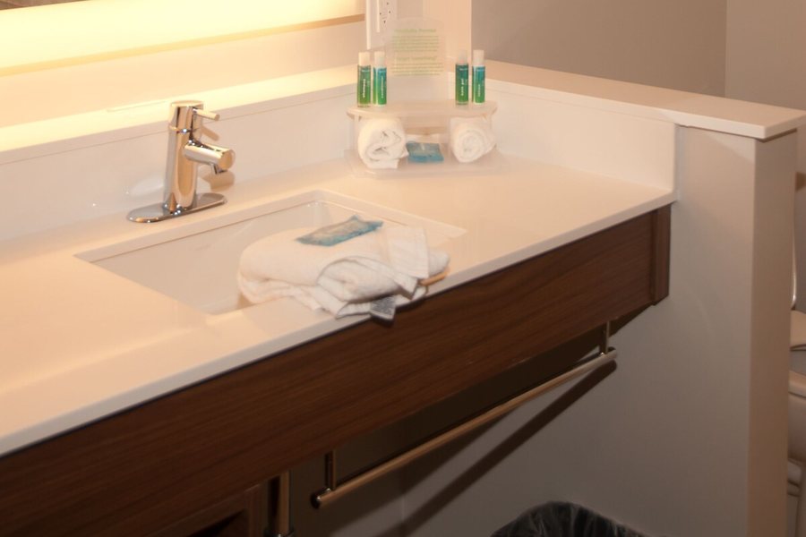 Holiday Inn Suites Decatur Forsyth By IHG — Bathroom