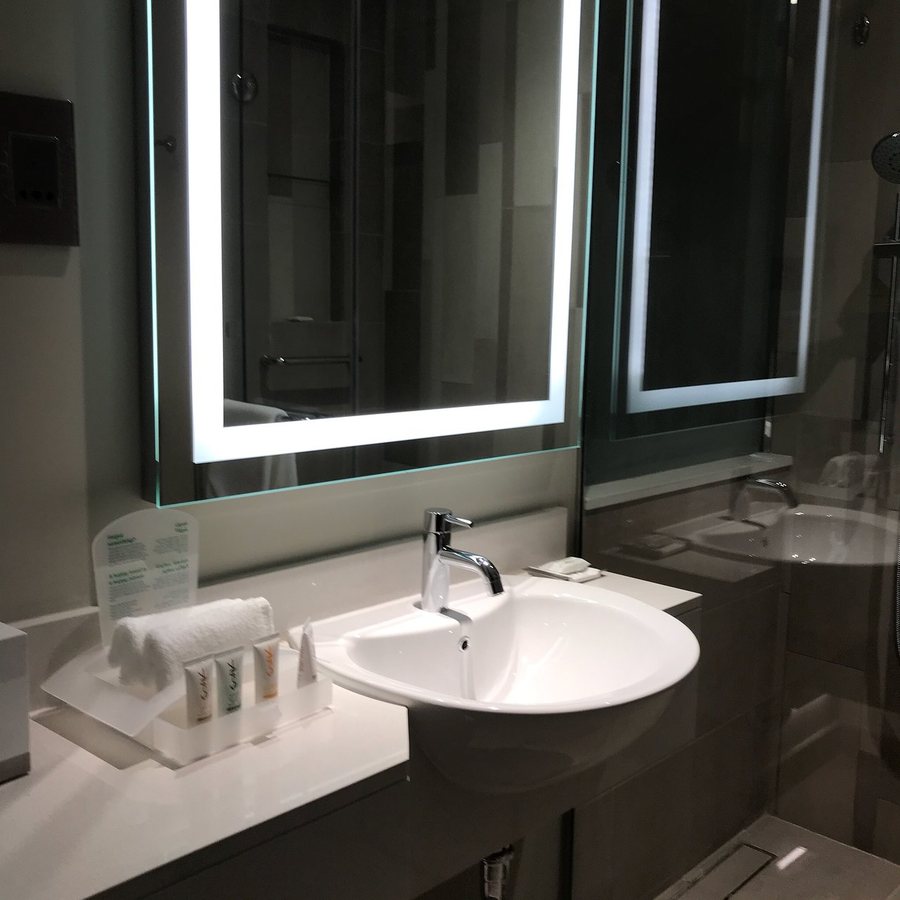 Holiday Inn Suites Dubai Al Barsha An IHG Hotel — Bathroom