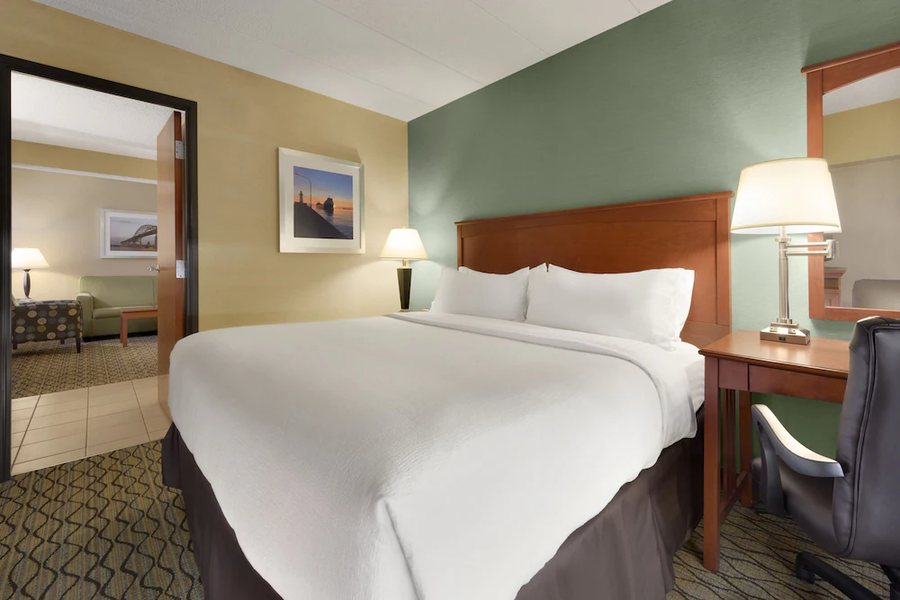 Holiday Inn Suites Duluth Downtown by IHG — Guest room