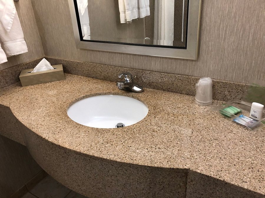Holiday Inn Suites Green Bay Stadium By IHG — Bathroom