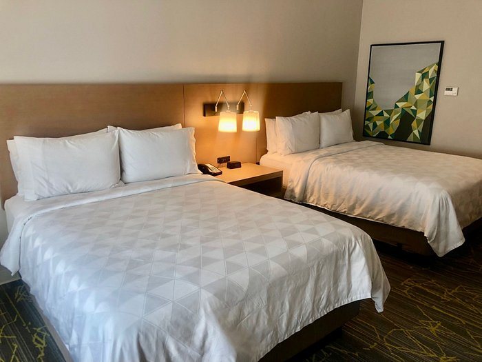 Holiday Inn Suites Houston NW Willowbrook — Guest room