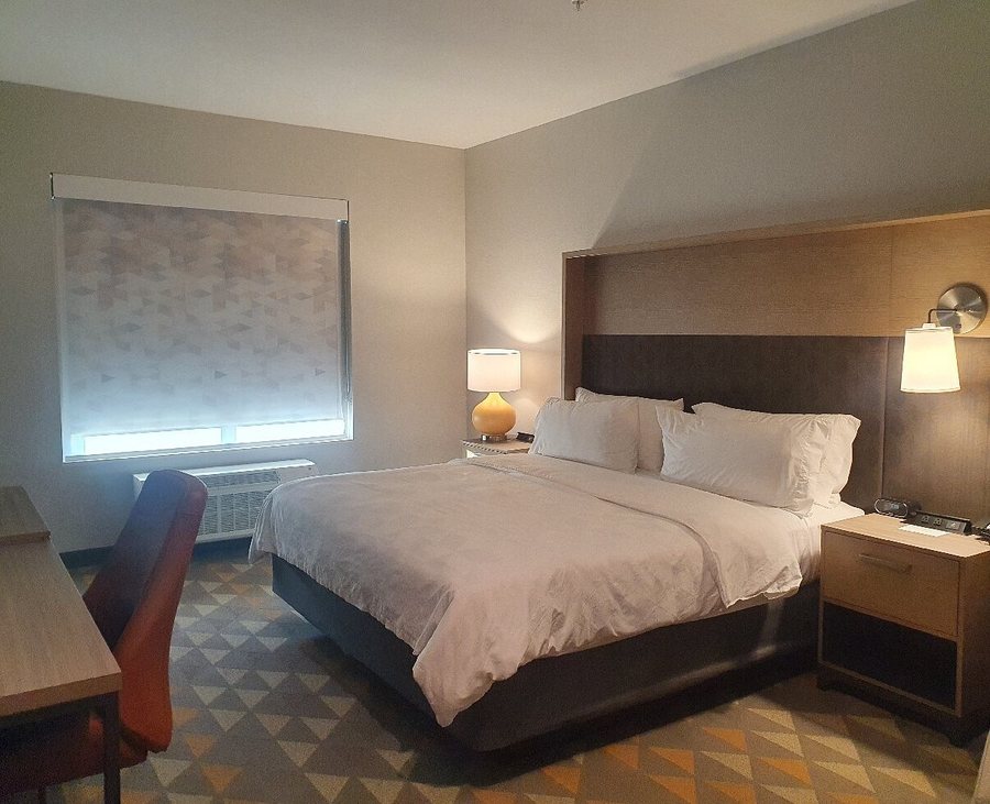 Holiday Inn Suites Houston West Katy Mills By IHG — Guest room