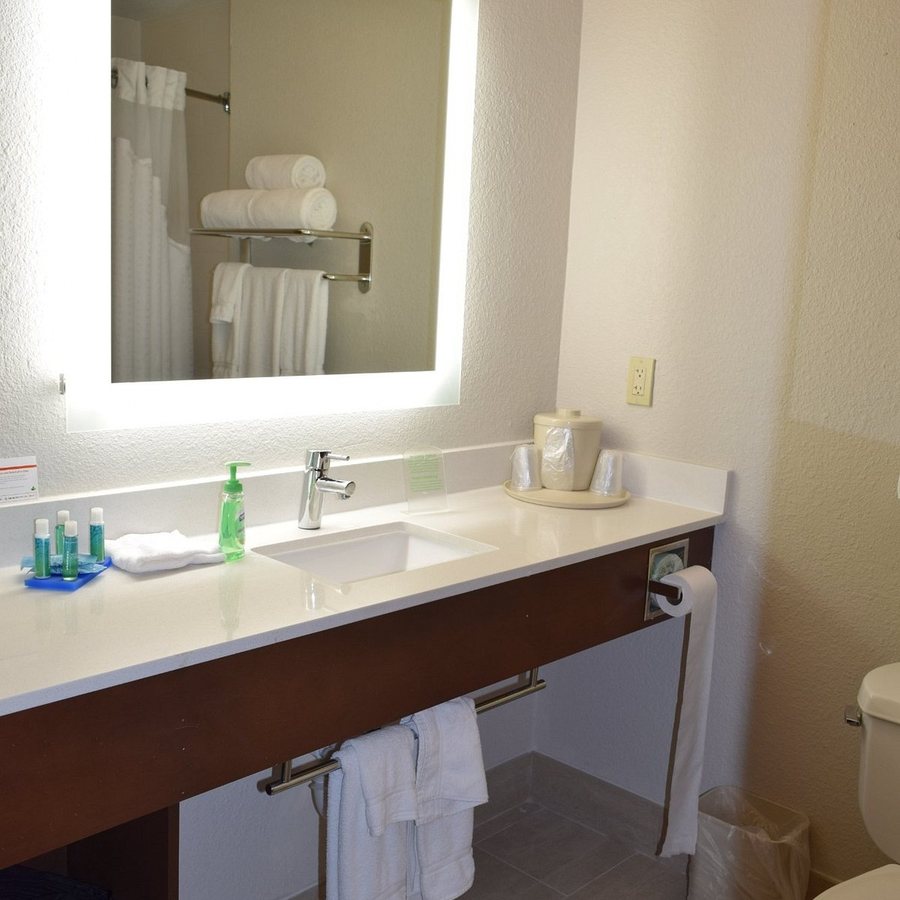 Holiday Inn Suites Houston West Westway Park By IHG — Bathroom
