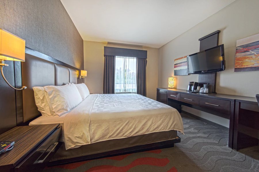 Holiday Inn Suites Houston West Westway Park By IHG — Guest room