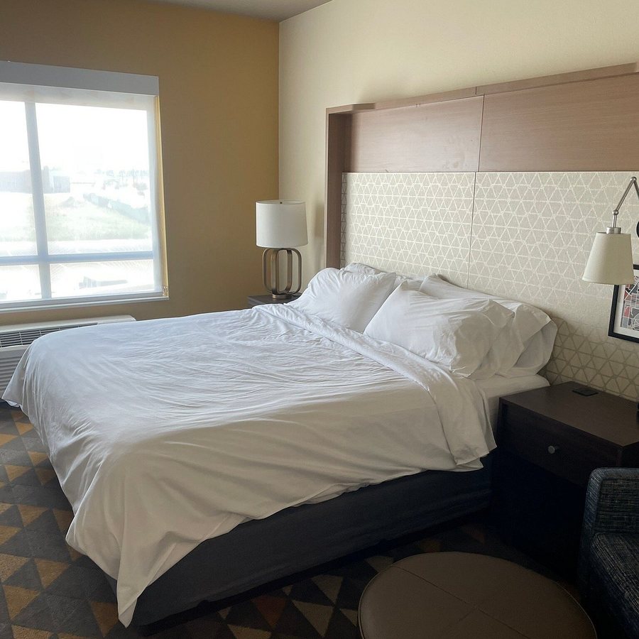 Holiday Inn Suites Idaho Falls by IHG — Guest room