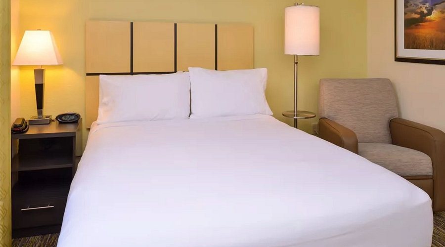 Holiday Inn Suites Jefferson City By IHG — Guest room
