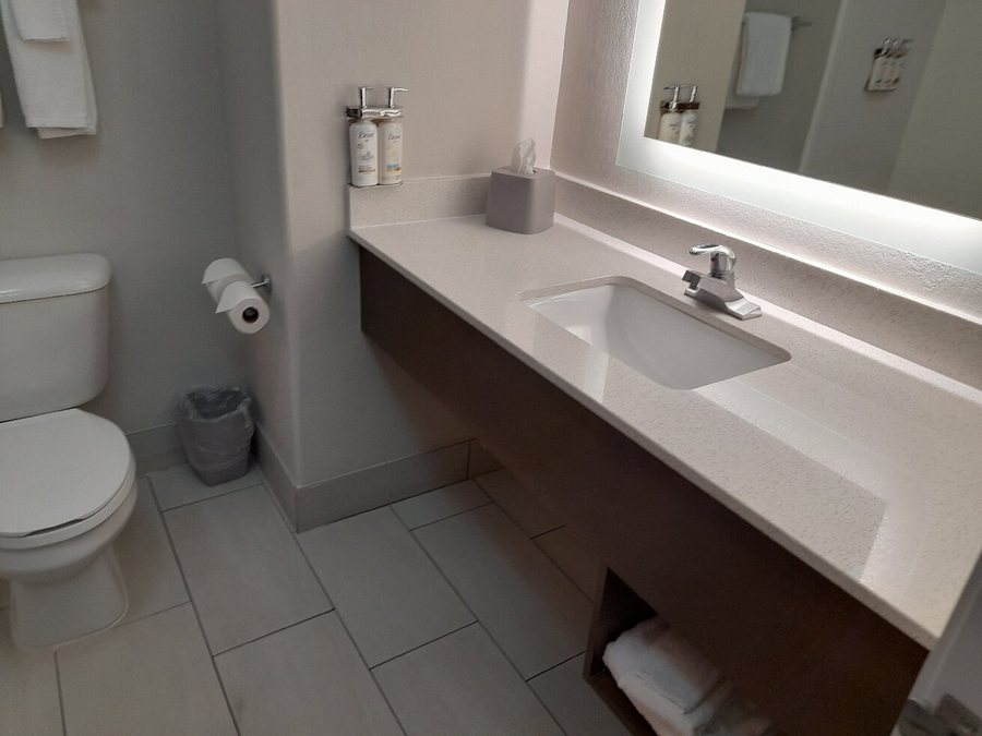 Holiday Inn Suites Lafayette North By IHG — Bathroom