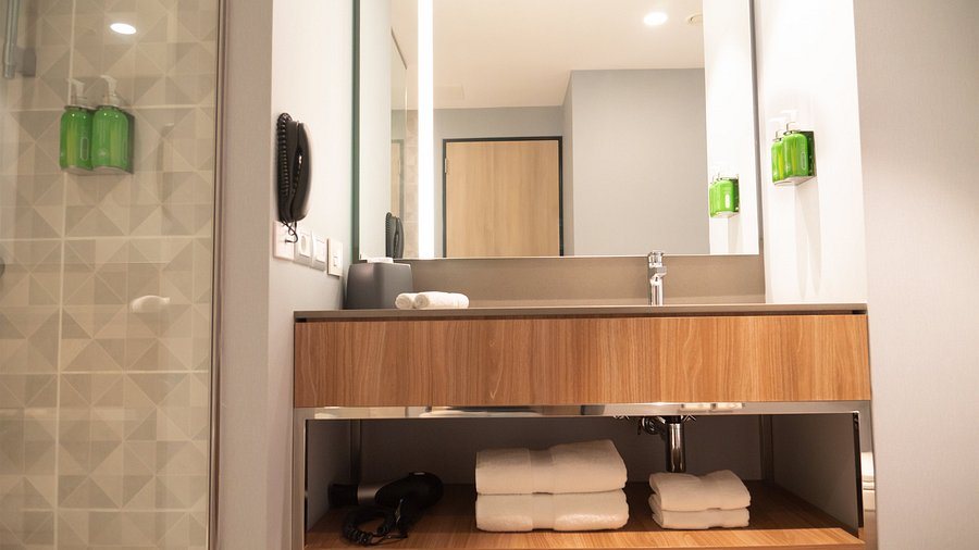 Holiday Inn Suites Lima By IHG — Bathroom