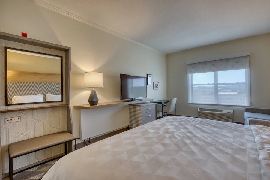 Holiday Inn Suites Madison West Middleton By IHG — Guest room