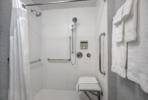 Holiday Inn Suites Milwaukee Airport — Bathroom