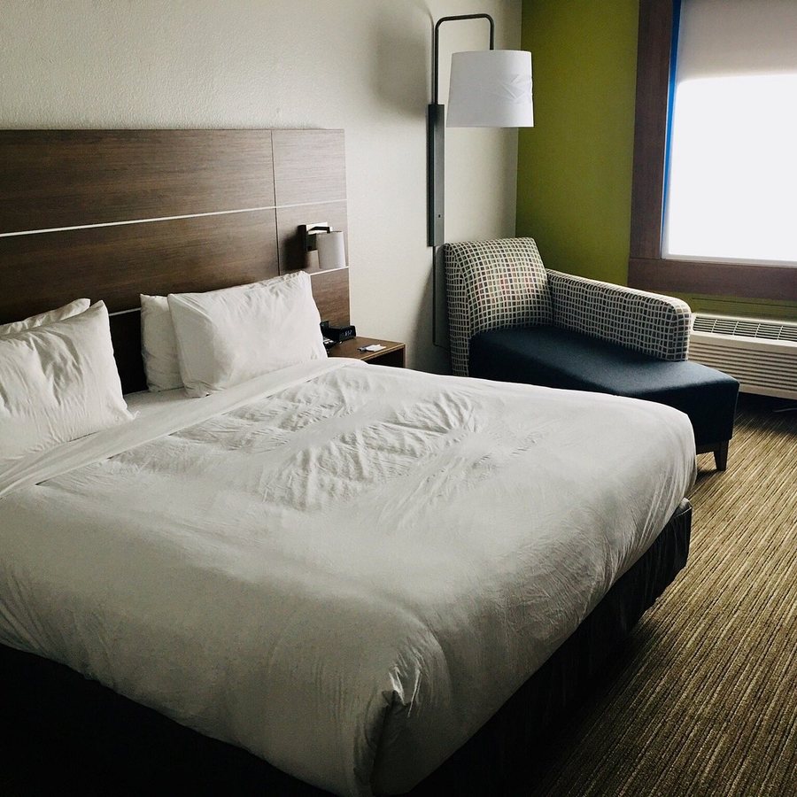 Holiday Inn Suites Mount Pleasant By IHG — Guest room
