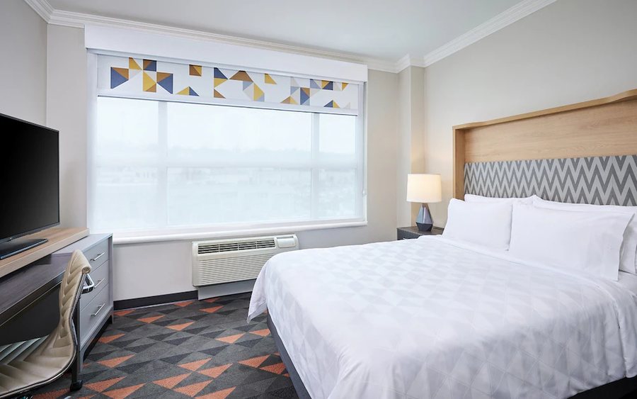 Holiday Inn Suites Oakville Bronte By IHG — Guest room