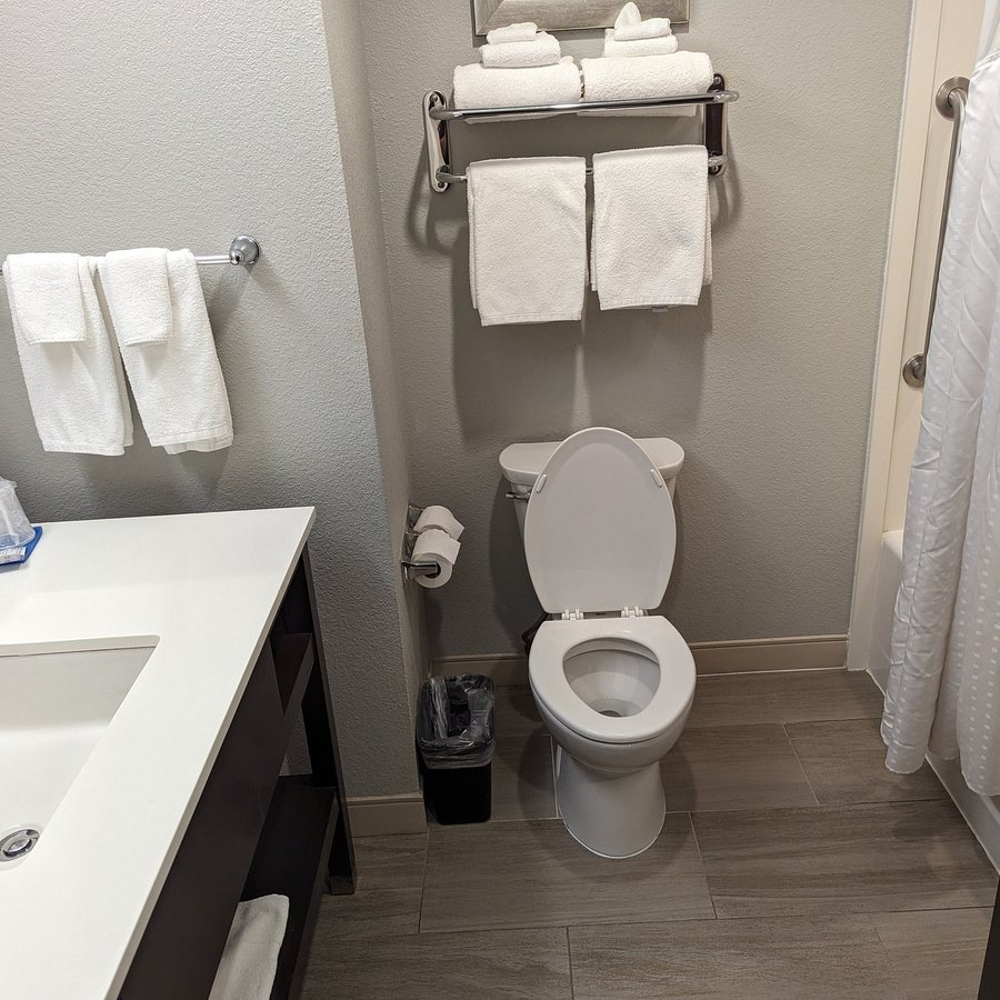 Holiday Inn Suites Oklahoma City North By IHG — Bathroom