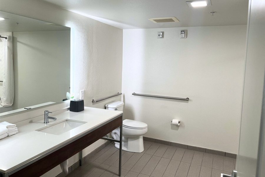 Holiday Inn Suites Orange Park Wells Rd By IHG — Bathroom
