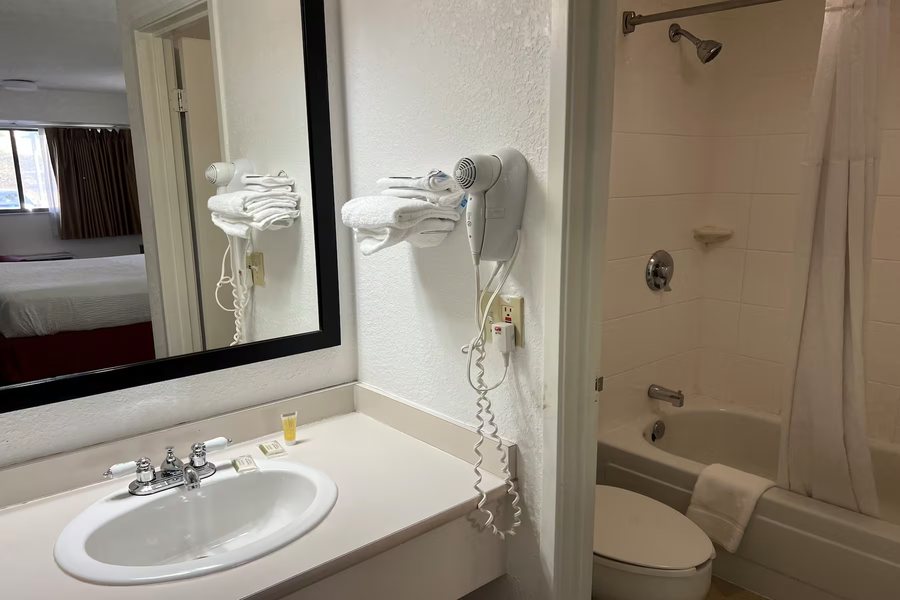 Holiday Inn Suites Overland Park conv Ctr By IHG — Bathroom