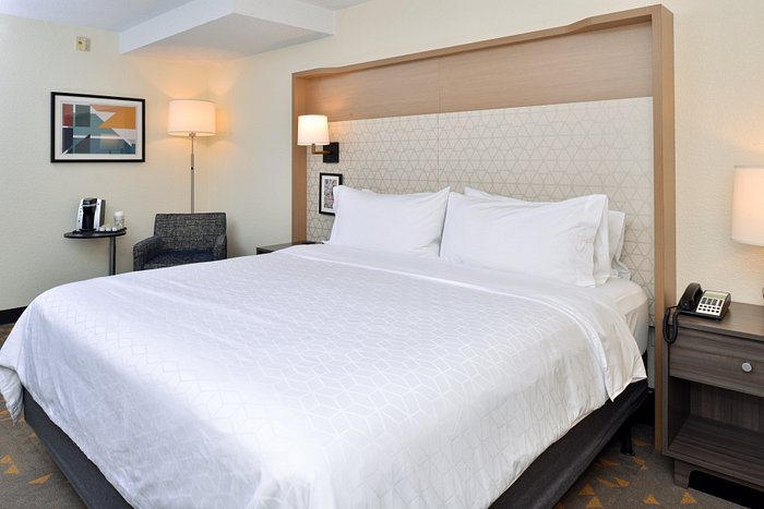 Holiday Inn Suites Overland Park West by IHG — Guest room