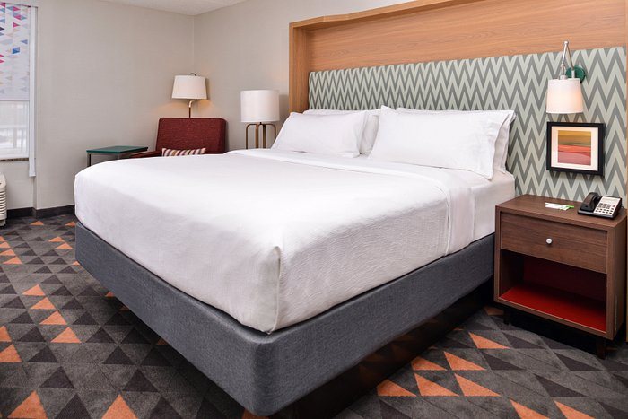 Holiday Inn Suites Rochester Marketplace — Guest room