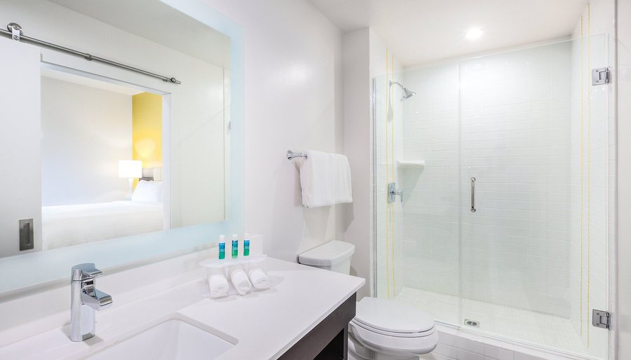 Holiday Inn Suites San Mateo san Francisco Sfo By IHG — Bathroom
