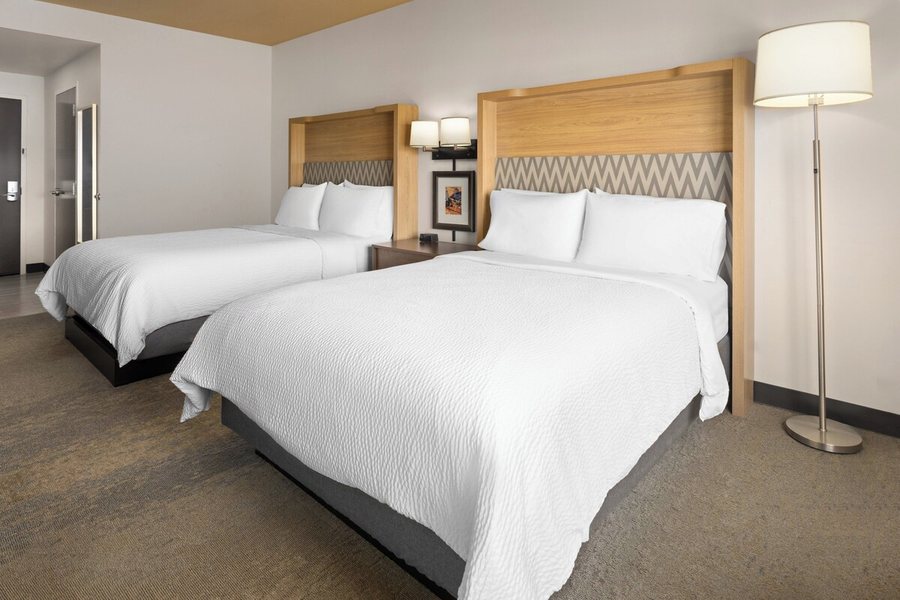 Holiday Inn Suites Savannah Airport Pooler By IHG — Guest room