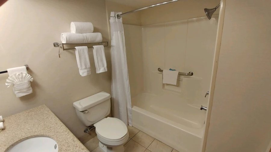 Holiday Inn Suites Scottsdale North Airpark By IHG Scottsdale Arizona — Bathroom