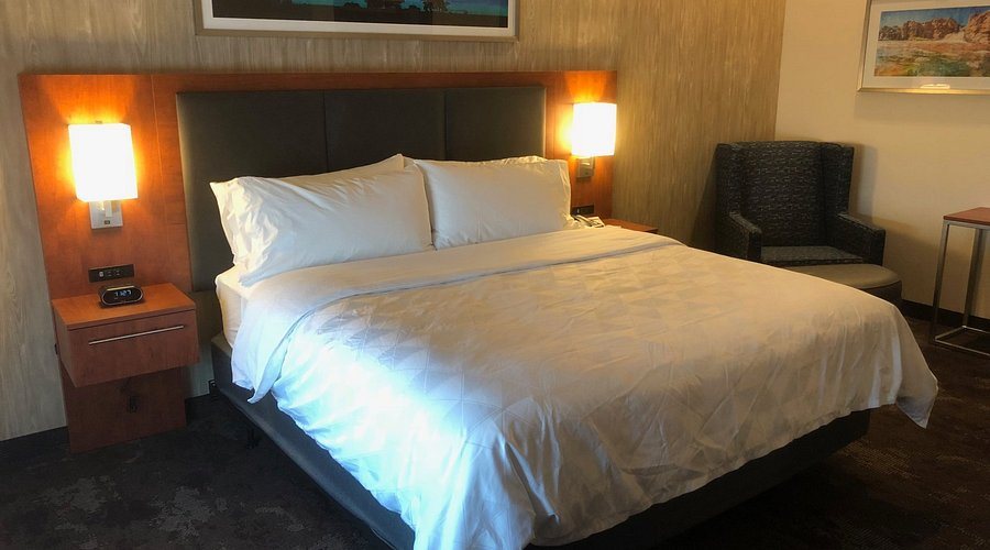Holiday Inn Suites Sioux Falls Airport By IHG Sioux Falls South Dakota — Guest room