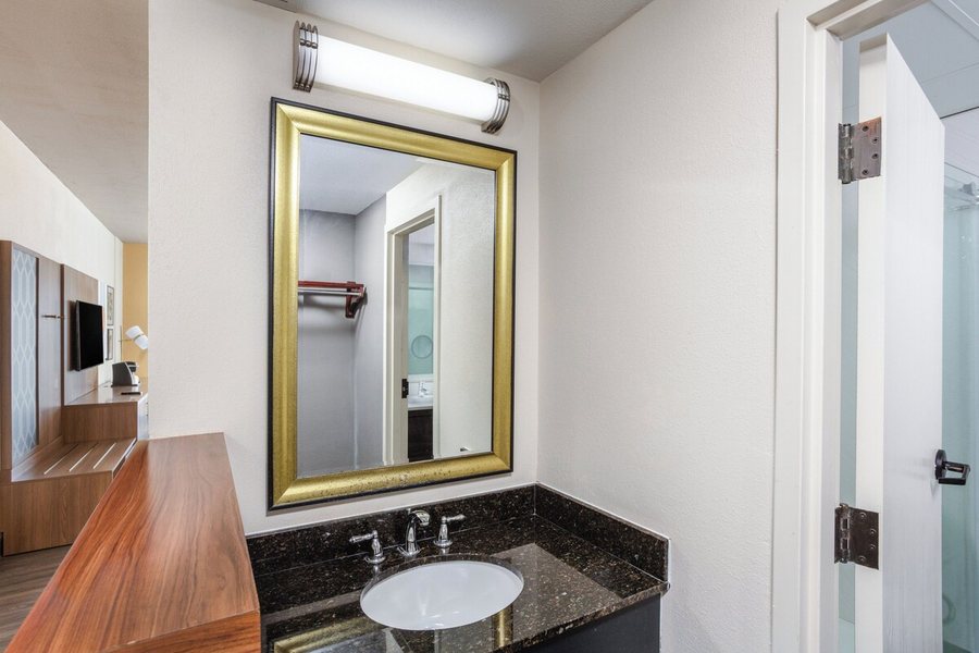 Holiday Inn Suites Springfield I 44 By IHG — Bathroom