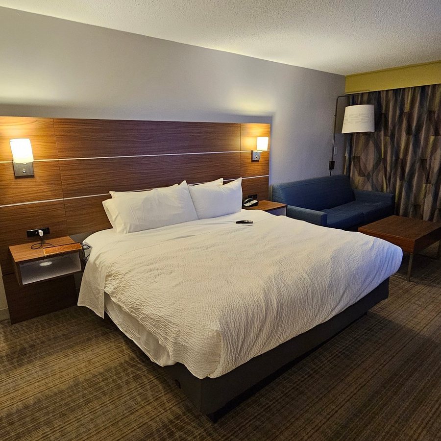 Holiday Inn Suites Springfield I 44 By IHG — Guest room