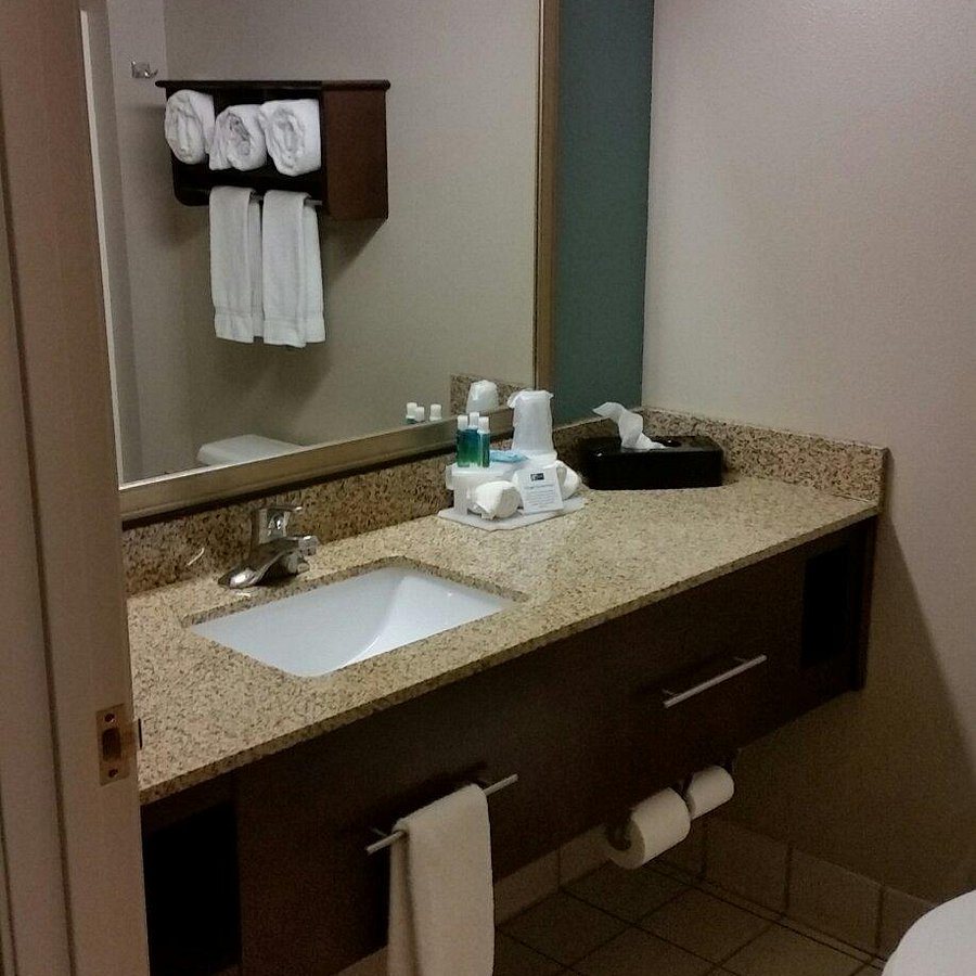 Holiday Inn Suites St Cloud By IHG — Bathroom