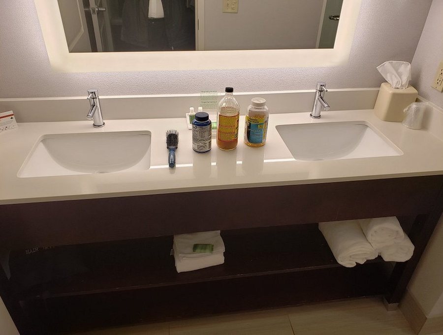 Holiday Inn Suites Tallahassee Conference Ctr N By IHG — Bathroom