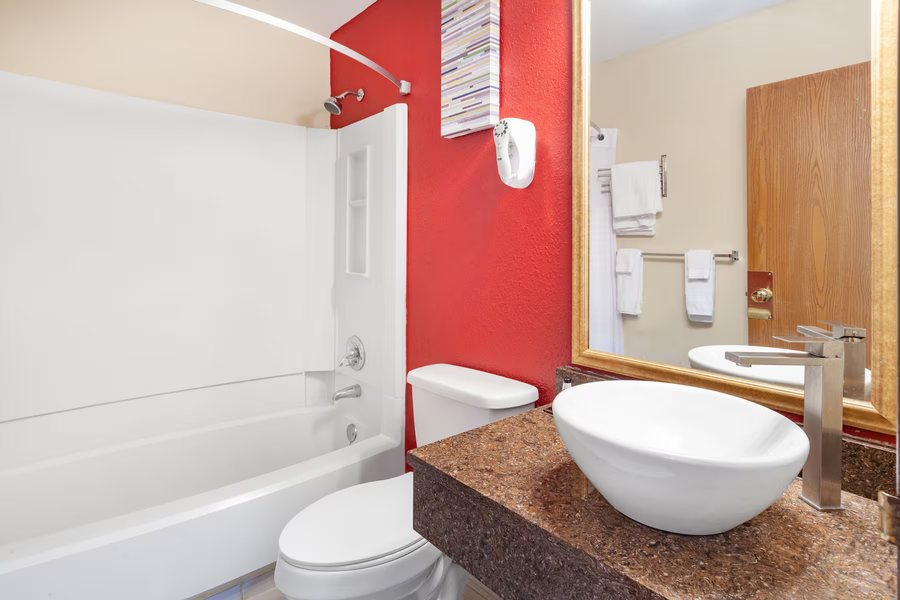 Holiday Inn Suites Toledo Southwest Perrysburg By IHG — Bathroom