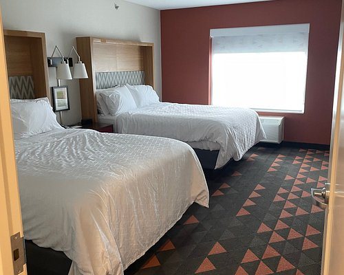 Holiday Inn Suites Toledo Southwest Perrysburg By IHG — Guest room