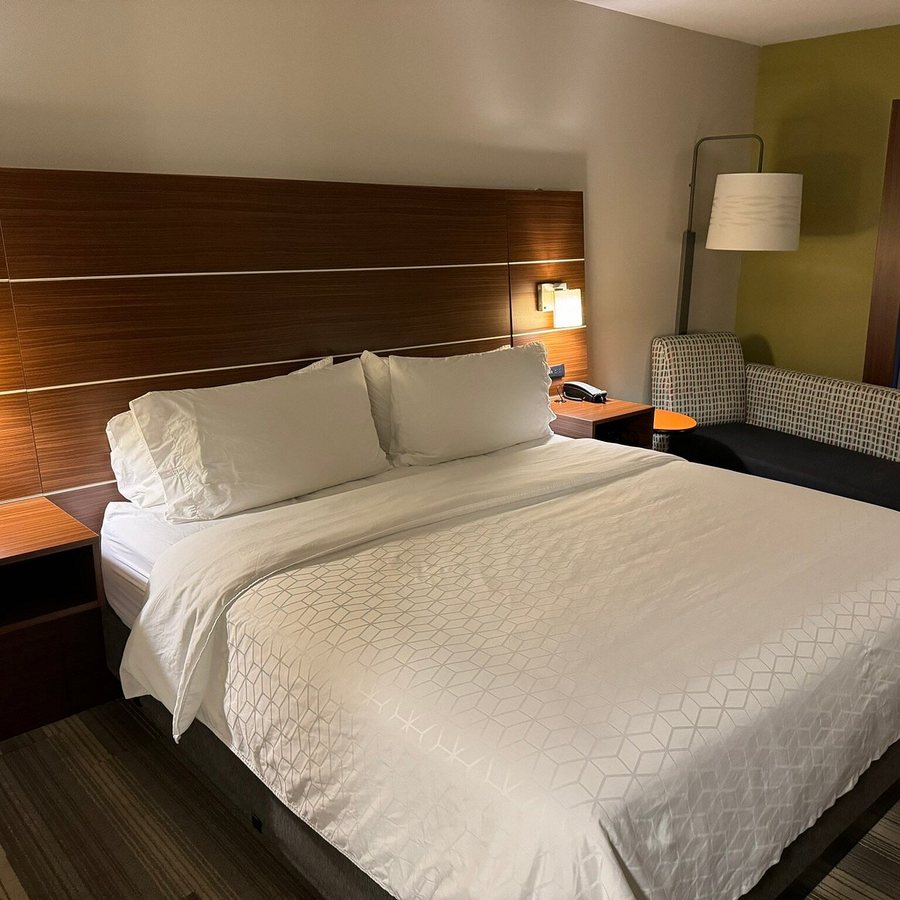 Holiday Inn Suites Tulsa South by IHG — Guest room