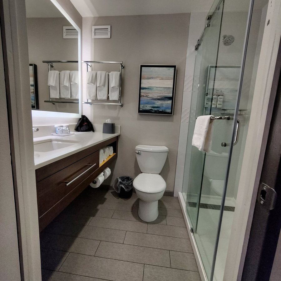 Holiday Inn Suites Vancouver Downtown By IHG Vancouver British Columbia — Bathroom