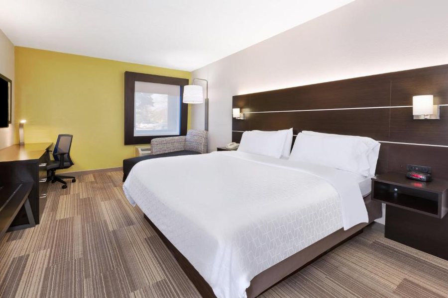 Holiday Inn Suites Warren by IHG — Guest room