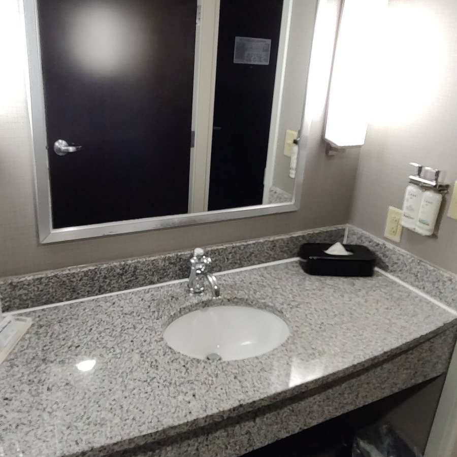 Holiday Inn Suites Williamsburg historic Gateway By IHG — Bathroom