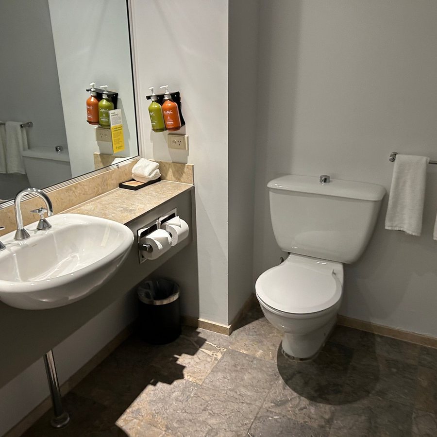 Holiday Inn Sydney Potts Point By IHG Sydney New South Wales — Bathroom