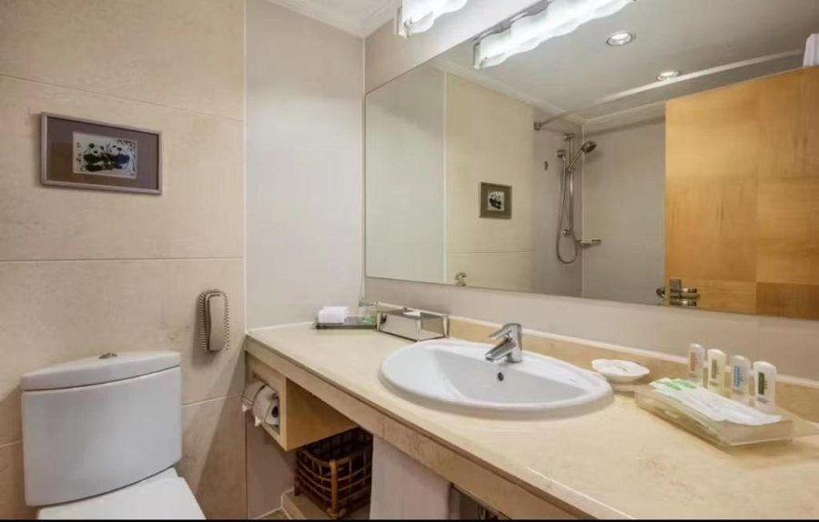 Holiday Inn Temple belton By IHG — Bathroom