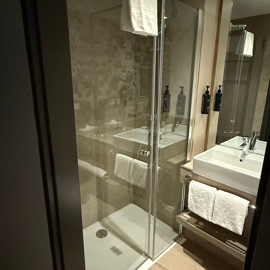 Holiday Inn The Niu Hide Berlin Friedrichshain by IHG — Bathroom