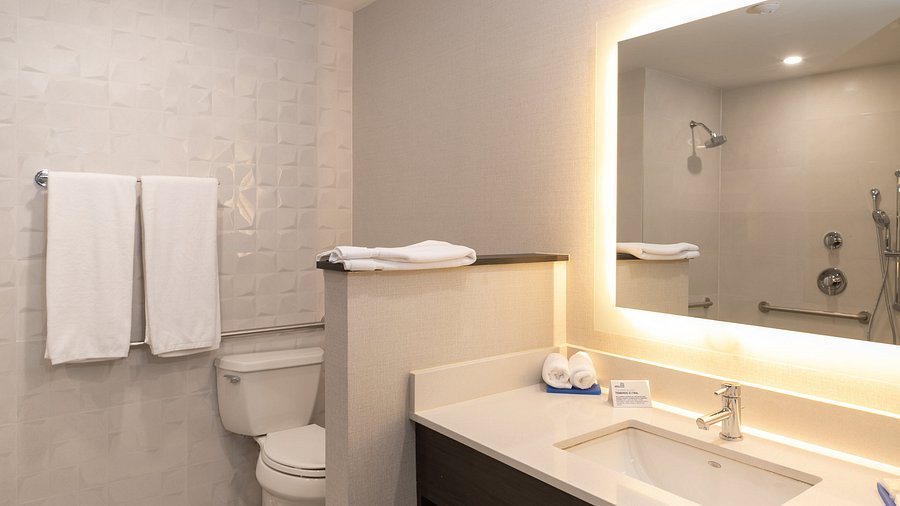 Holiday Inn Tijuana Zona Rio by IHG — Bathroom