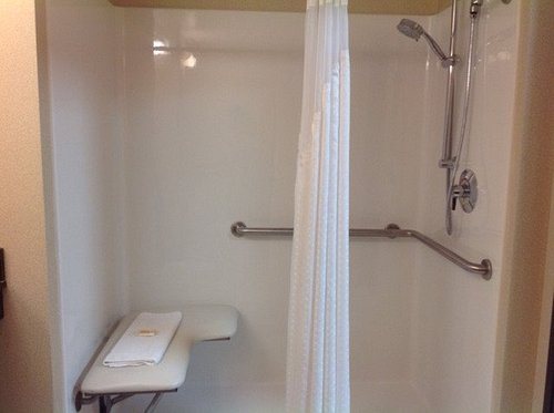Holiday Inn Toledo maumee i 80 90 By IHG — Bathroom
