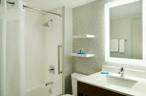 Holiday Inn Toronto Downtown Centre By Ihg Toronto Ontario — Bathroom
