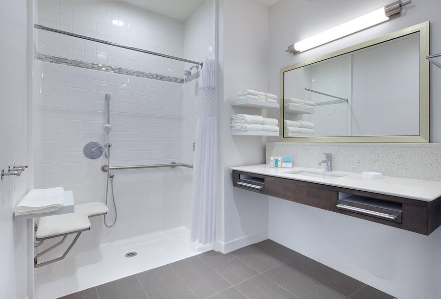 Holiday Inn Tyler Conference Center By IHG — Bathroom