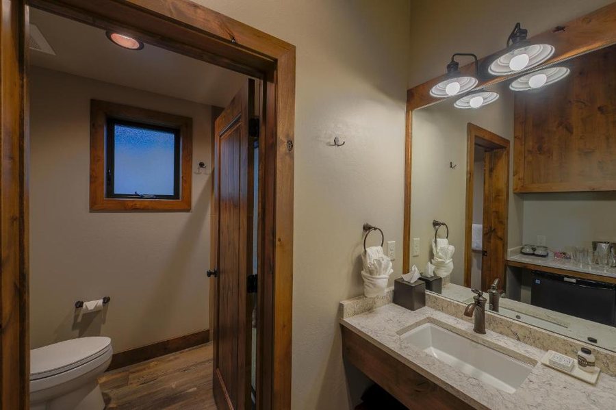 Holiday Inn West Yellowstone By IHG — Bathroom