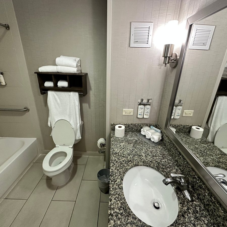 Holiday Inn Wichita East I 35 by IHG — Bathroom