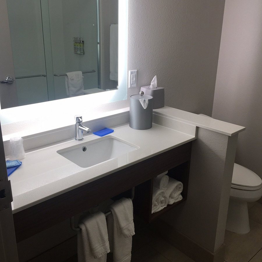 Holiday Inn Yakima by IHG — Bathroom