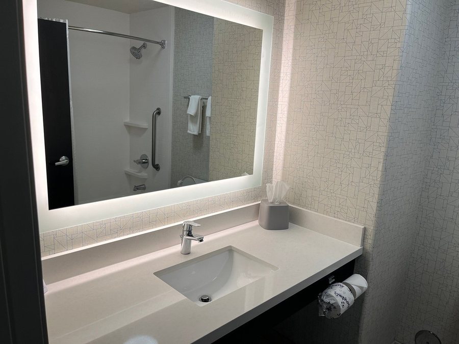 Holiday Inn Yuma by IHG — Bathroom