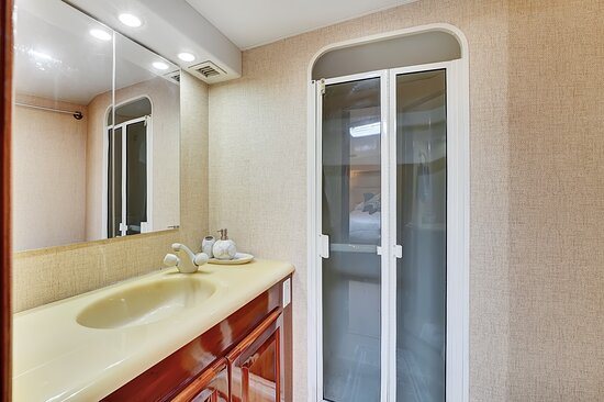 Holiday Isle Yacht Club — Bathroom